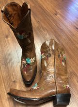 Load image into Gallery viewer, 11 shoes- Soto brown leather dreamcatcher floral embroidered snip toe