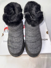 Load image into Gallery viewer, Skechers 7.5 shoes