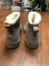 Load image into Gallery viewer, UGG 10 shoes