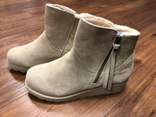 Load image into Gallery viewer, Bearpaw 9 shoes - NEW with tags
