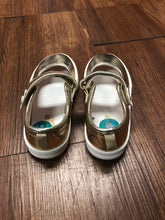 Load image into Gallery viewer, Girl&#39;s Size 8 OshKosh Shoes