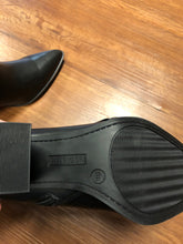 Load image into Gallery viewer, Tommy Hilfiger 8.5 shoes