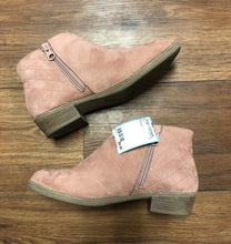 Load image into Gallery viewer, Cat &amp; Jack 4 shoes