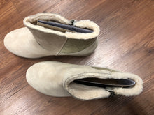 Load image into Gallery viewer, Bearpaw 9 shoes - NEW with tags