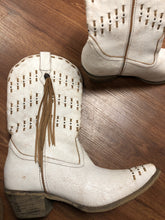 Load image into Gallery viewer, 9.5 shoes