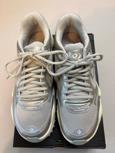 Load image into Gallery viewer, Converse men’s 6.5 women’s 8 Shoes