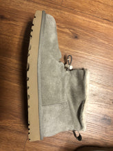 Load image into Gallery viewer, UGG 10 shoes