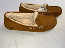 Load image into Gallery viewer, Women's UGG Ansley Size 9 Slippers