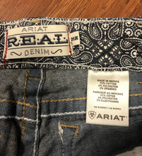 Load image into Gallery viewer, Size 28 Ariat Jeans