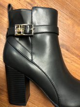 Load image into Gallery viewer, Tommy Hilfiger 8.5 shoes