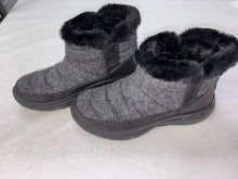 Load image into Gallery viewer, Skechers 7.5 shoes