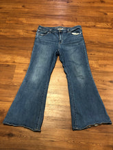 Load image into Gallery viewer, Women&#39;s Size 18 American Eagle Low-Rise Flared Jeans