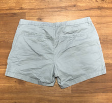 Load image into Gallery viewer, Size 16 old navy Shorts