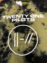 Load image into Gallery viewer, Size Med twenty one pilots  Shirt