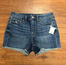 Load image into Gallery viewer, Size 6 old navyOG straight high rise Shorts