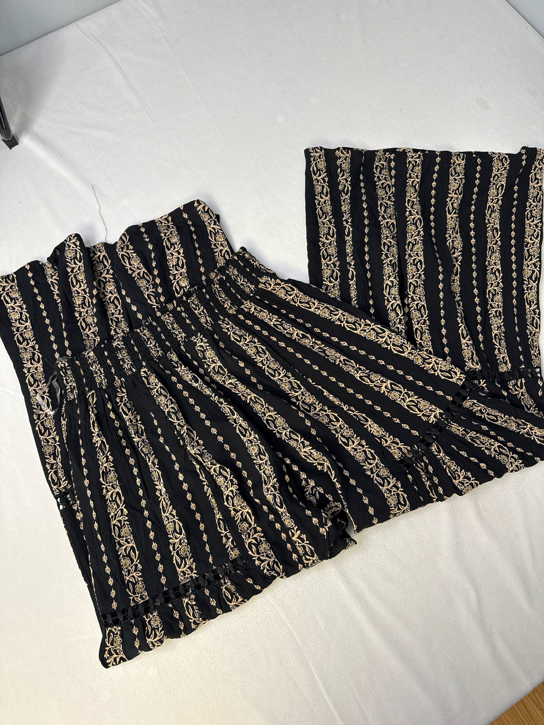 Size M Buckle bnwt Pants