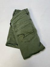 Load image into Gallery viewer, Size 4 American Eagle midi Shorts