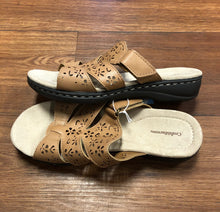 Load image into Gallery viewer, Croft and Barrow 7.5 shoes- sandals