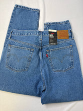Load image into Gallery viewer, Size 29x26 Levis bnwt womens highrise cropped Pants