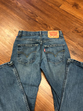 Load image into Gallery viewer, 8 Levis Jeans adjustable waist