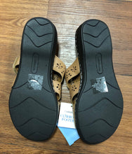 Load image into Gallery viewer, Croft and Barrow 7.5 shoes- sandals