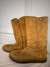 Load image into Gallery viewer, Ugg boots size 9