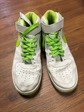 Load image into Gallery viewer, Nike 9.5 shoes