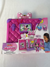 Load image into Gallery viewer, Minnie sweet revesls glam and glow playset