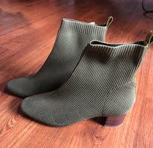 Load image into Gallery viewer, 9.5 shoes