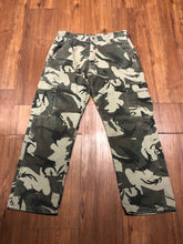 Load image into Gallery viewer, Men&#39;s Wranglers Size 32x30 Fleeced Lined Camo Pants