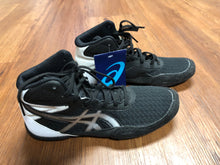 Load image into Gallery viewer, Asics 4.5 shoes NEW with tags wrestling shoes