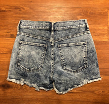 Load image into Gallery viewer, Size 2 midi high rise Express Shorts