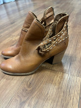 Load image into Gallery viewer, Frye 9.5 shoes - Naomi Pickstitch shootie ankle boots