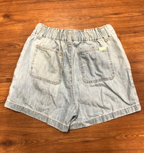 Load image into Gallery viewer, Size 4 Denizen / Levis Shorts