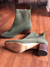 Load image into Gallery viewer, 9.5 shoes