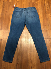 Load image into Gallery viewer, BNWT Women&#39;s Size 16 Old Navy High Rise Wow Super-Skinny jeans