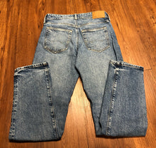 Load image into Gallery viewer, Size 28x32 Jeans