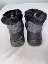 Load image into Gallery viewer, Skechers 7.5 shoes