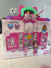 Load image into Gallery viewer, Minnie sweet revesls glam and glow playset