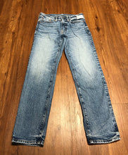 Load image into Gallery viewer, Size 28x32 Jeans