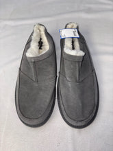 Load image into Gallery viewer, 12 Slippers