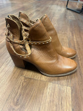 Load image into Gallery viewer, Frye 9.5 shoes - Naomi Pickstitch shootie ankle boots