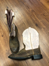 Load image into Gallery viewer, Ariat 7 shoes