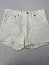 Load image into Gallery viewer, Size 28 Levis Shorts