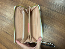 Load image into Gallery viewer, Purse - cow print