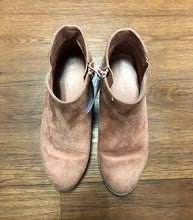 Load image into Gallery viewer, Cat &amp; Jack 4 shoes