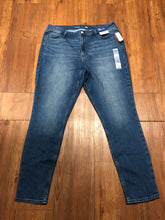 Load image into Gallery viewer, BNWT Women&#39;s Size 16 Old Navy High Rise Wow Super-Skinny jeans