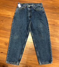 Load image into Gallery viewer, Size 36x30 Jeans levis #560