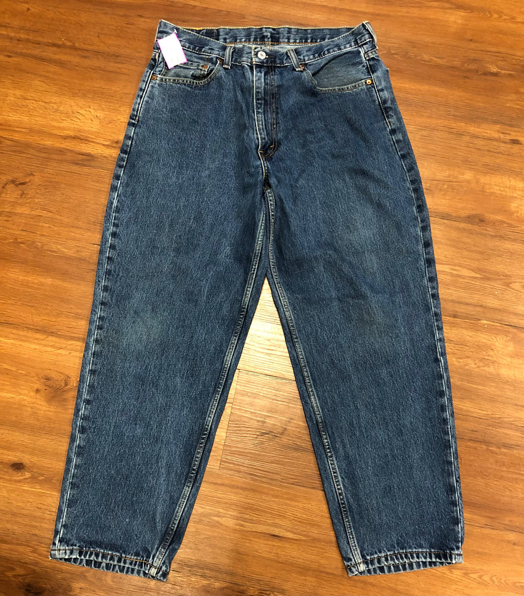 Size 36x30 Jeans levis #560