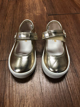 Load image into Gallery viewer, Girl&#39;s Size 8 OshKosh Shoes